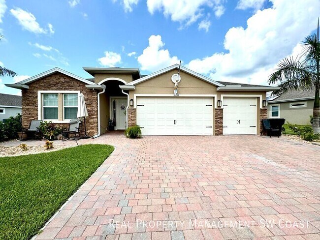 18253 Everson Miles Cir in North Fort Myers, FL - Building Photo - Building Photo