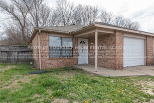 1684 N Dawn Dr in Fayetteville, AR - Building Photo