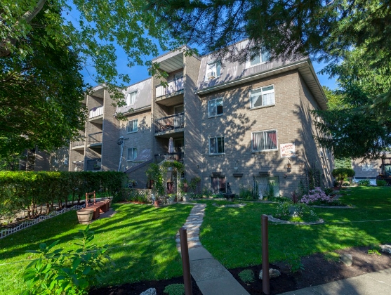 Jardins Perron Apartments in Longueuil, QC - Building Photo