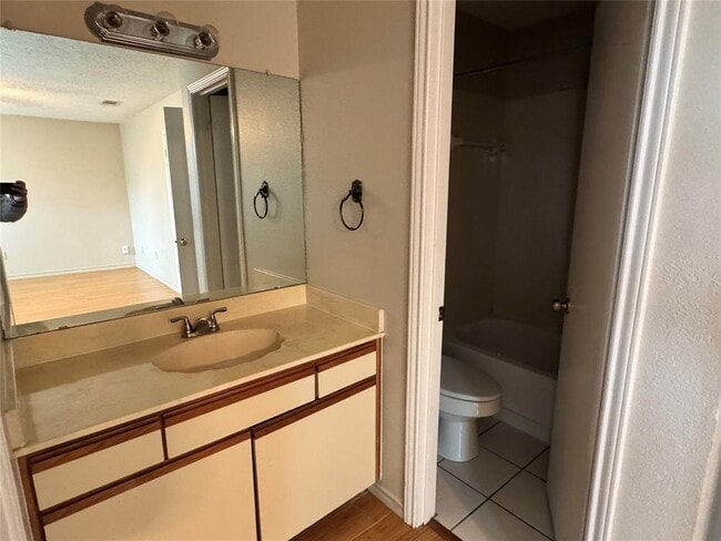 property at 2621 Gwendolyn Ln