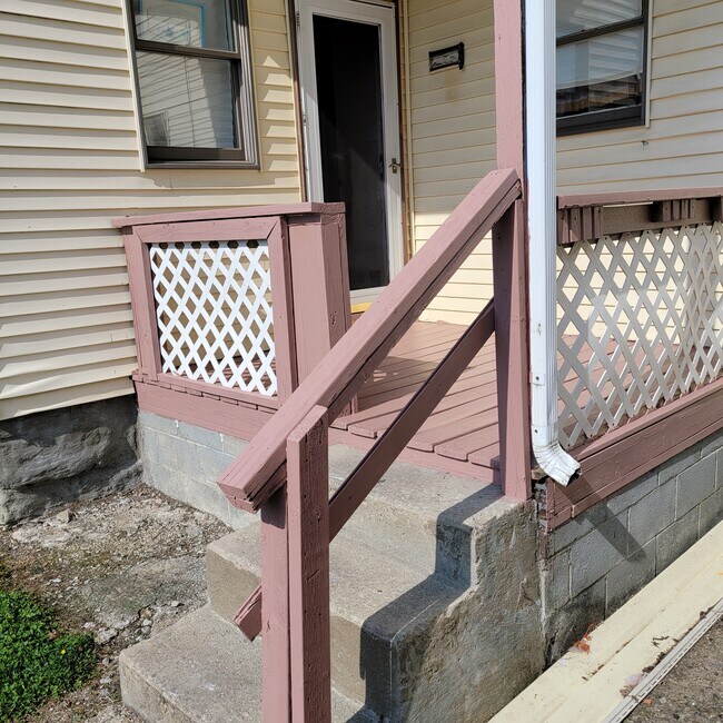 1324 S Pittsburgh St, Unit 1324 in Connellsville, PA - Foto de edificio - Building Photo