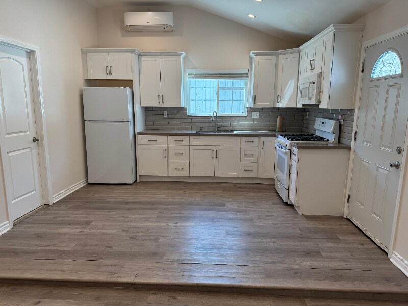 22850 Erwin St in Los Angeles, CA - Building Photo