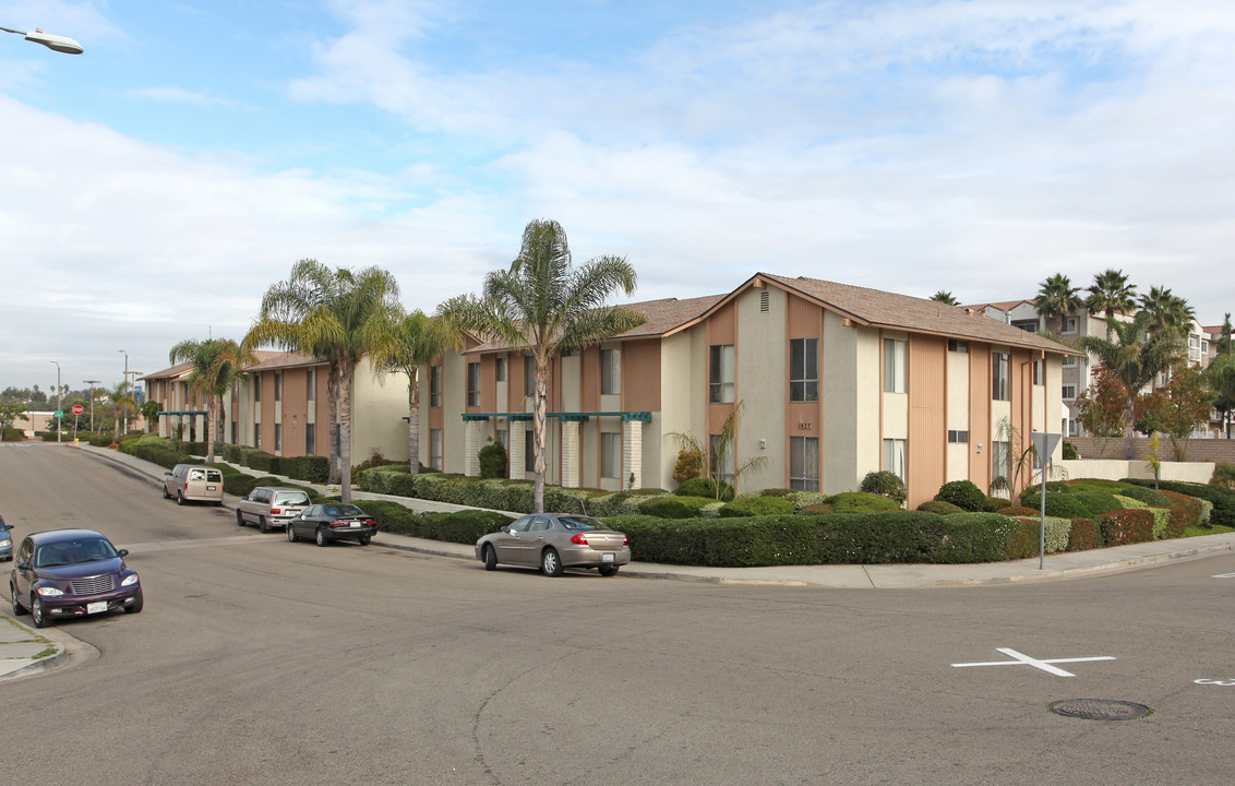 The Pines Apartments in National City, CA - Foto de edificio