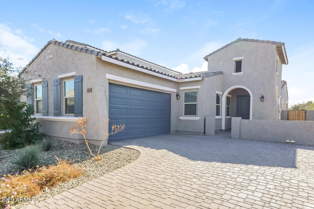 14069 W Desert Flower Dr in Goodyear, AZ - Building Photo