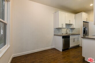 7229 Willoughby Ave in Los Angeles, CA - Building Photo - Building Photo