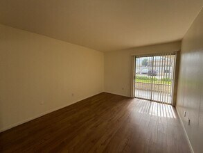 10737 San Diego Mission Rd in San Diego, CA - Foto de edificio - Building Photo