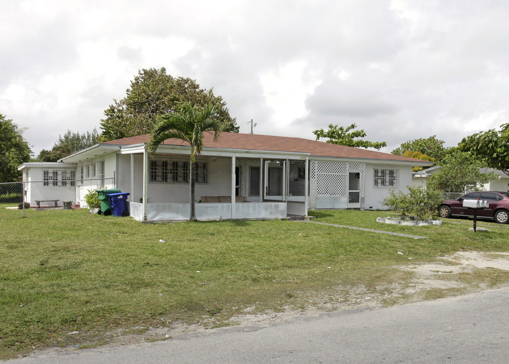 11800-11802 NE 14th Ave in Miami, FL - Foto de edificio