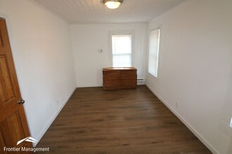 724 E Crawford St in Clay Center, KS - Building Photo - Building Photo