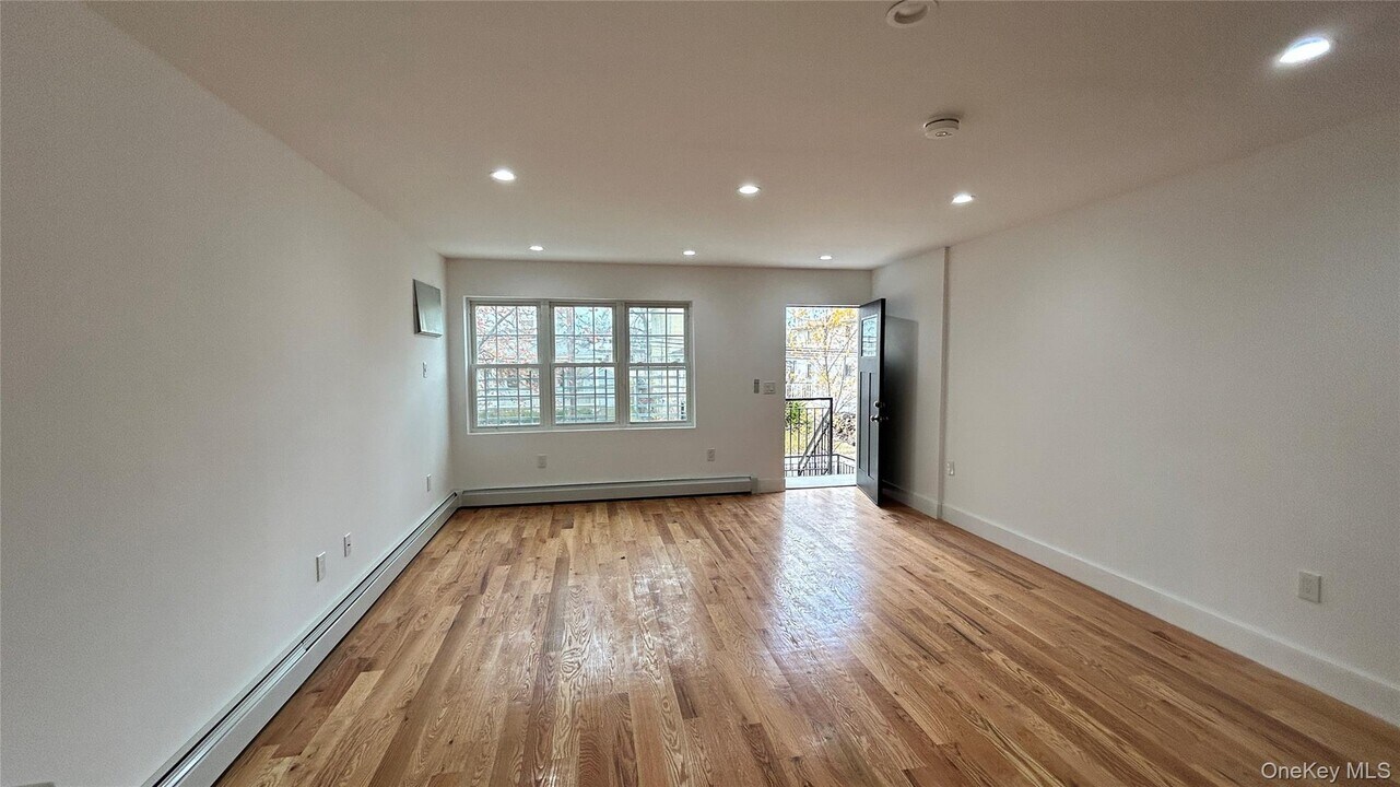 69-31 Burchell Ave in Queens, NY - Building Photo