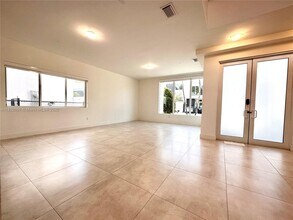 10258 NW 74th Terrace in Doral, FL - Building Photo - Building Photo