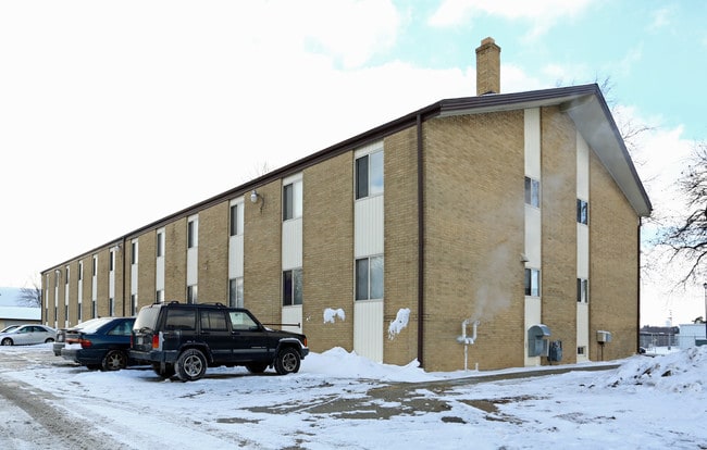 Parkside Apartments in Oconomowoc, WI - Building Photo - Building Photo