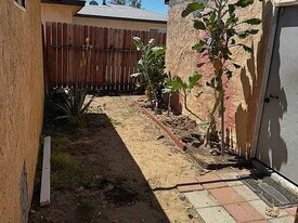 44110 Carolside Ave in Lancaster, CA - Building Photo