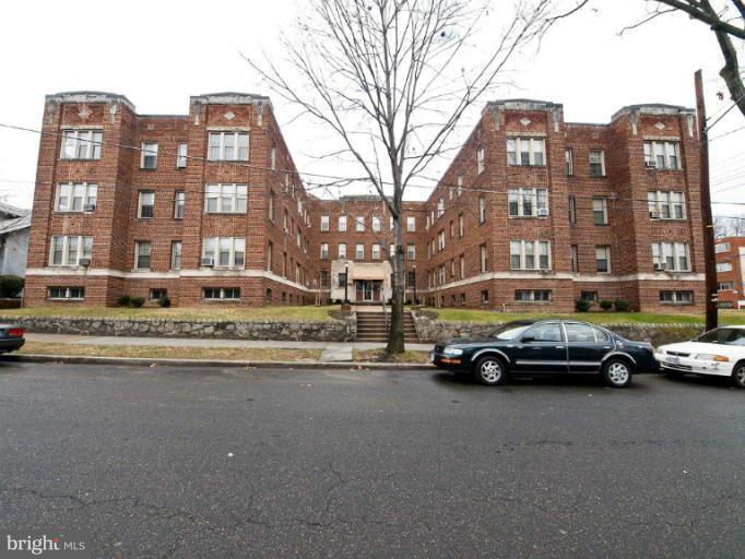 1301 Longfellow St NW in Washington, DC - Foto de edificio