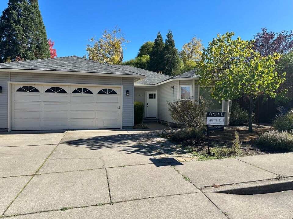 1371 Evan Ln in Ashland, OR - Building Photo