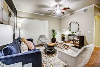 Colonnade at Willow Bend in Plano, TX - Foto de edificio - Building Photo