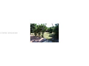 102 Miami Gardens Rd in West Park, FL - Building Photo - Building Photo