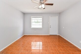 7126 Kings Dr in Baytown, TX - Building Photo - Building Photo