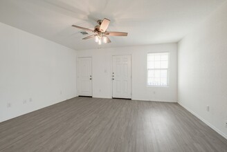 10531 McClintock Dr in Converse, TX - Building Photo - Building Photo