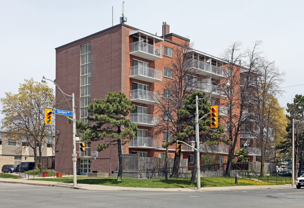 Eastview Park in Toronto, ON - Building Photo