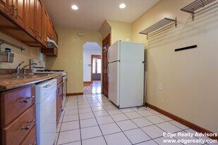 27 South Crescent Circuit, Unit 1 in Boston, MA - Building Photo