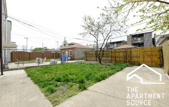 2118 N Avers Ave, Unit G in Chicago, IL - Building Photo - Building Photo