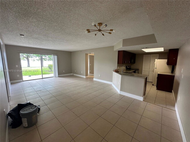 5005 Wiles Rd in Coral Springs, FL - Building Photo - Building Photo