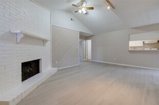 212 Quaker Dr in Friendswood, TX - Building Photo