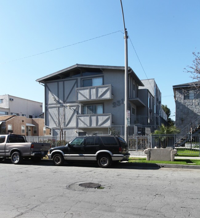 231 W Tujunga Ave in Burbank, CA - Foto de edificio - Building Photo