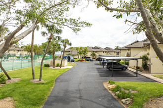 PELICAN HARBOUR & BEACH CLUB in Longboat Key, FL - Building Photo - Building Photo