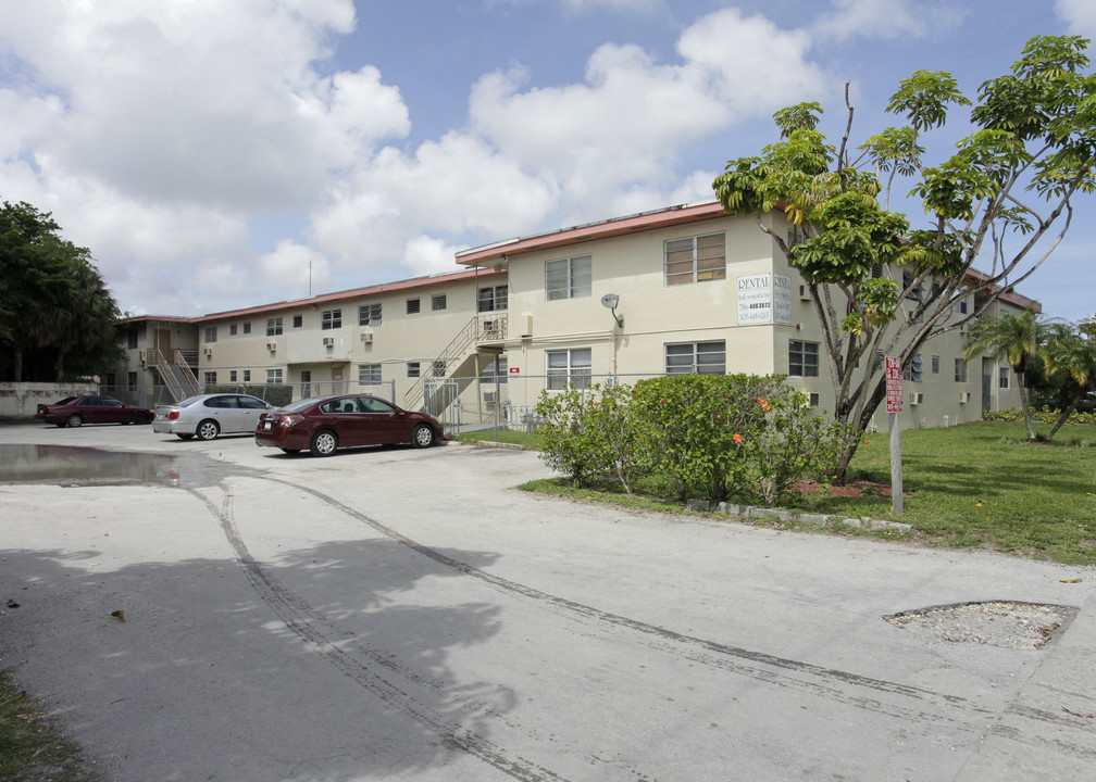 Garden Lane Apartments in North Miami, FL - Building Photo