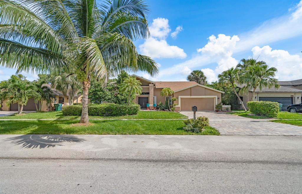6585 NW 46th St in Lauderhill, FL - Building Photo