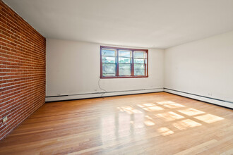 2725 Central St in Evanston, IL - Building Photo - Interior Photo