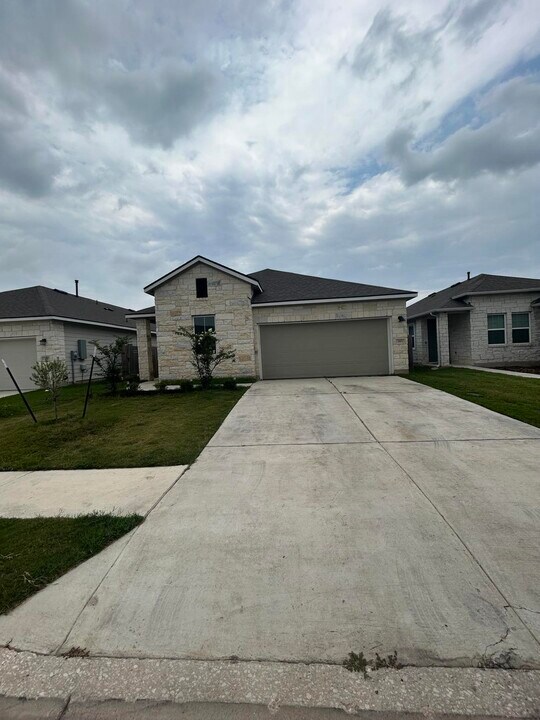 393 Gaida Loop in Georgetown, TX - Building Photo