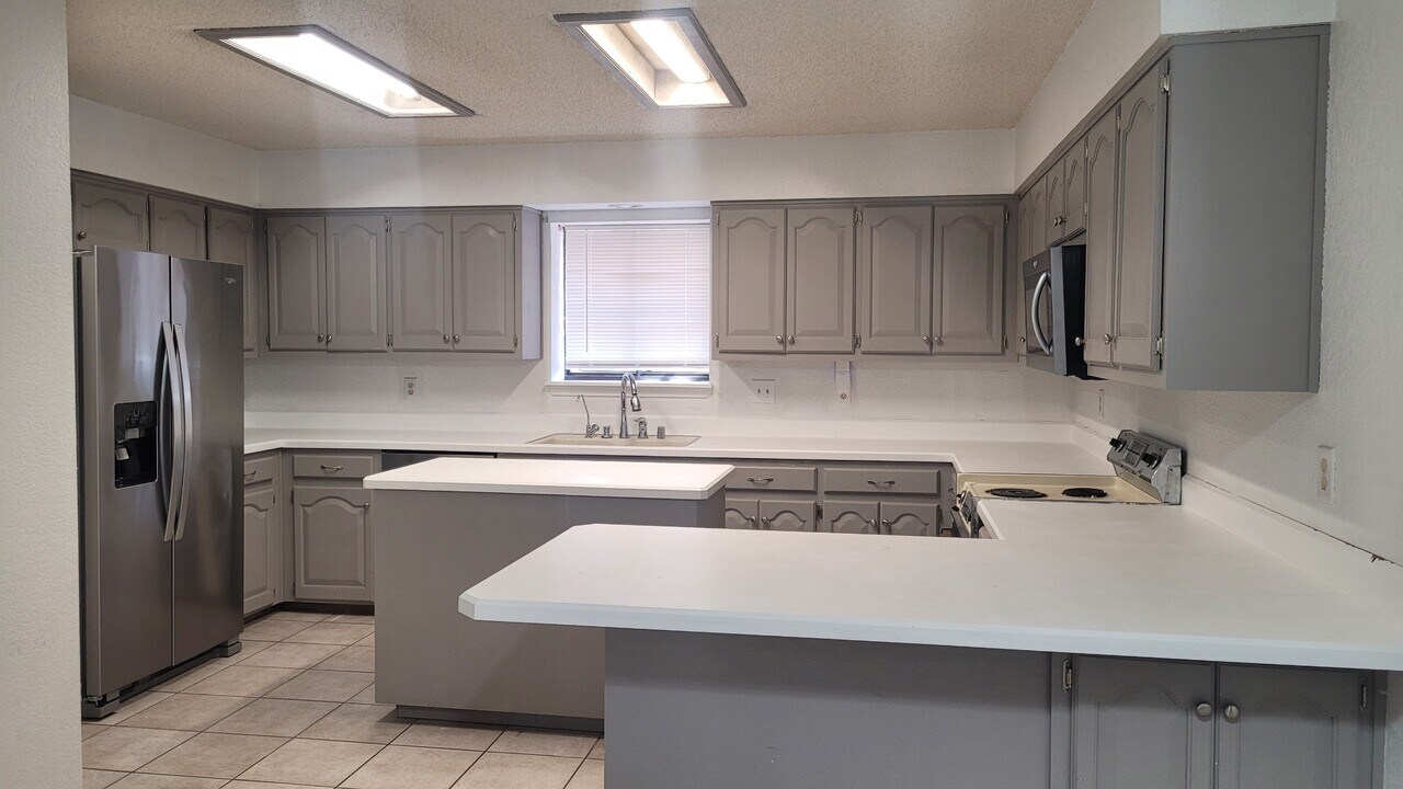 3801 Fairgreen Ct in Midland, TX - Building Photo