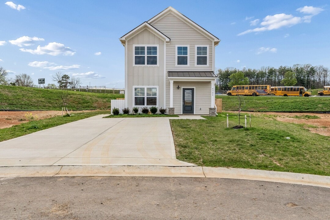 4306 Gambrel Oaks St in Blountville, TN - Building Photo