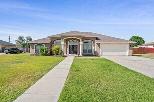 102 Yellowstone Dr in Del Rio, TX - Building Photo