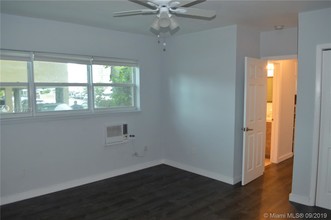 3566 NE 168th St-Unit -4 in North Miami Beach, FL - Foto de edificio - Building Photo