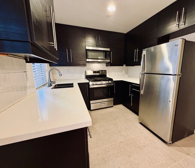 177 Douglas St, Unit #1 in Los Angeles, CA - Foto de edificio - Building Photo