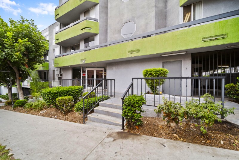 511 S Park View St in Los Angeles, CA - Building Photo