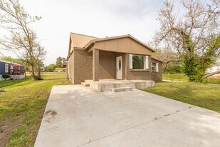 225 E Redwood St in Coweta, OK - Building Photo