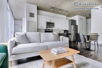 215 W Lake St in Chicago, IL - Foto de edificio - Building Photo