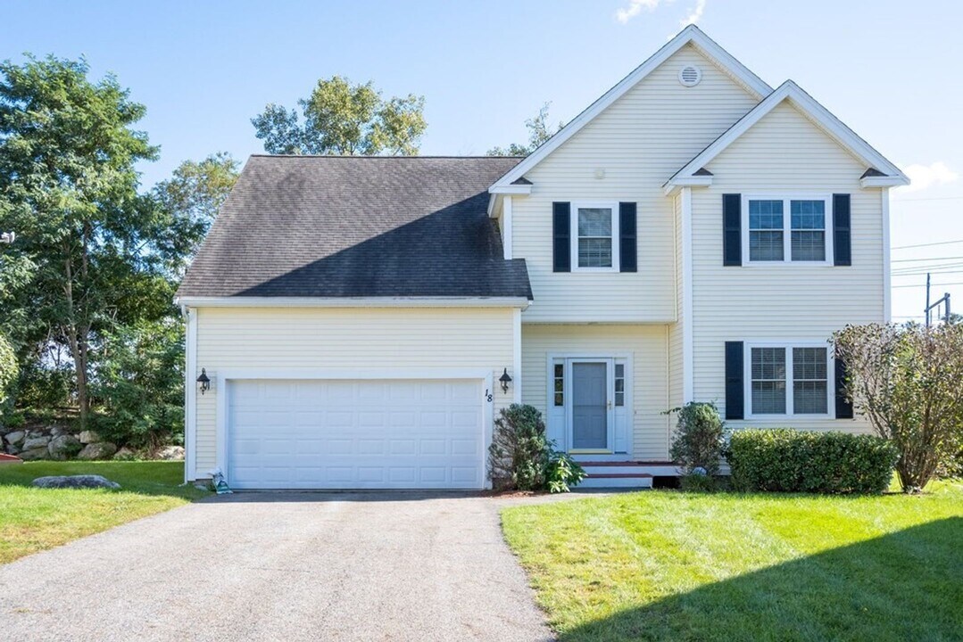 18 Equestrian Ln in Chelmsford, MA - Building Photo