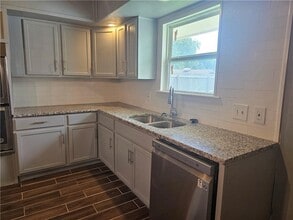 2011 Pecan Dr in Portland, TX - Foto de edificio - Building Photo