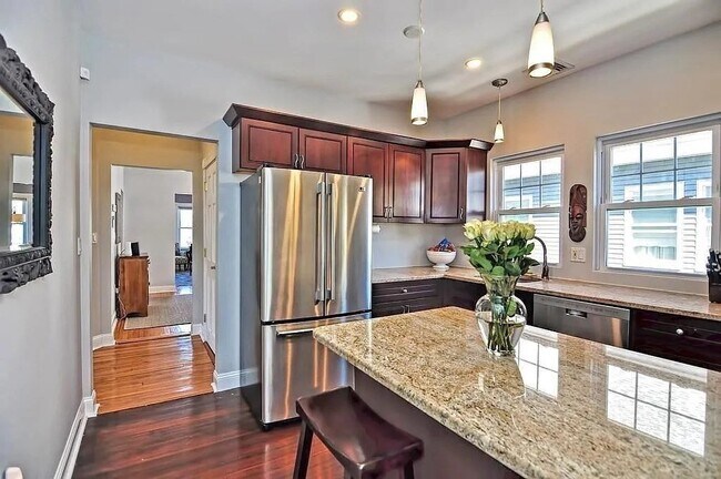 154 W Adams St, Unit 1 in Somerville, MA - Foto de edificio - Building Photo