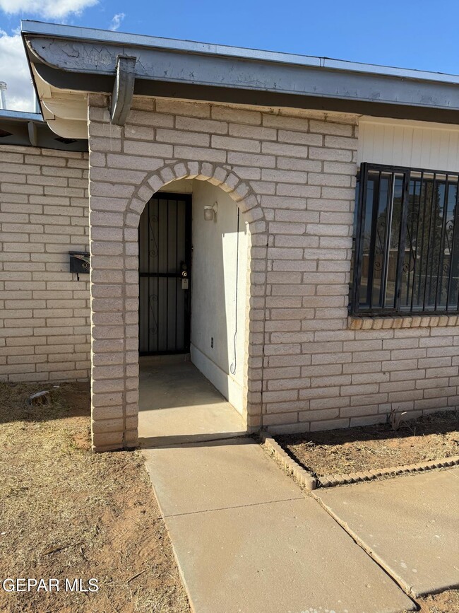 10451 Hodges Cir in El Paso, TX - Building Photo - Building Photo