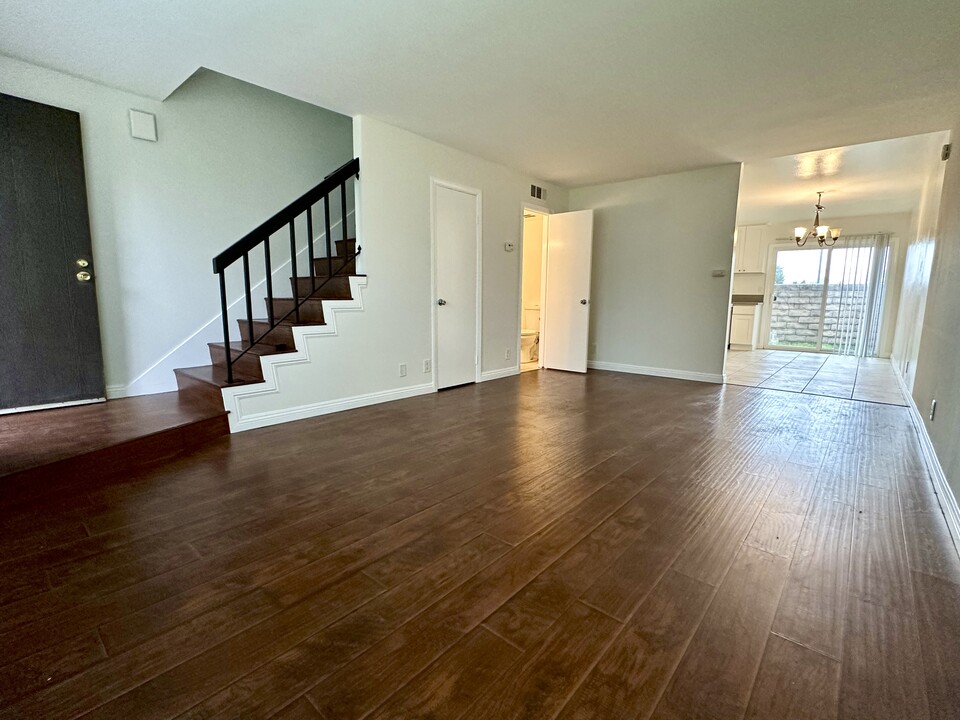 8572 Century Blvd in Paramount, CA - Foto de edificio