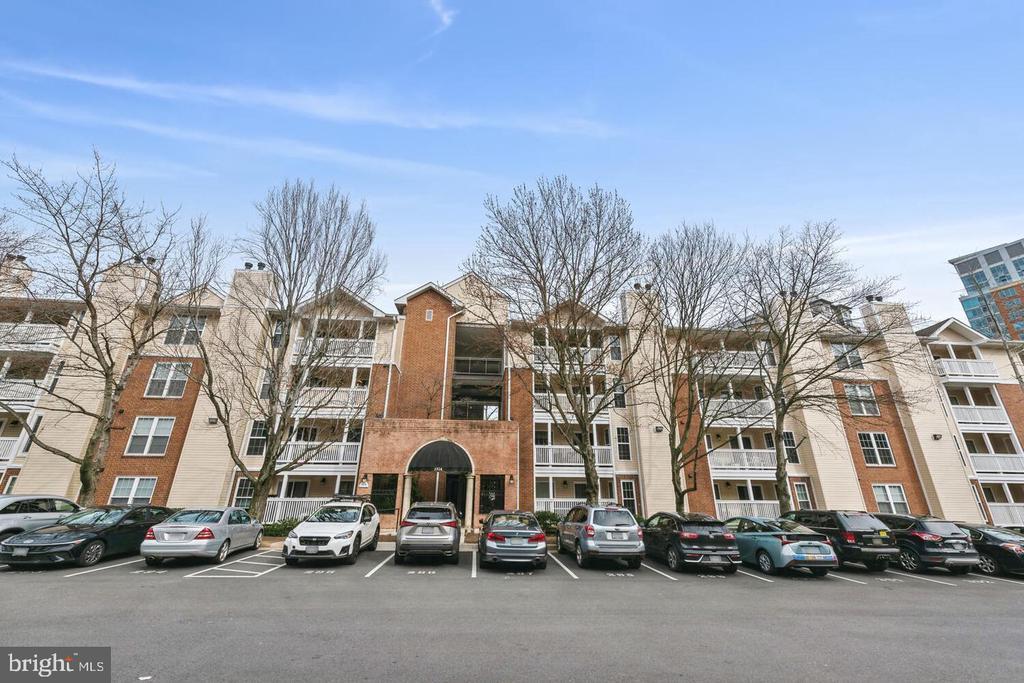 1524 Lincoln Way in McLean, VA - Foto de edificio