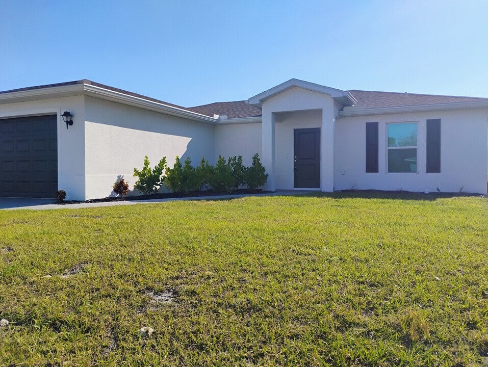 1117 NW 18th Pl in Cape Coral, FL - Building Photo