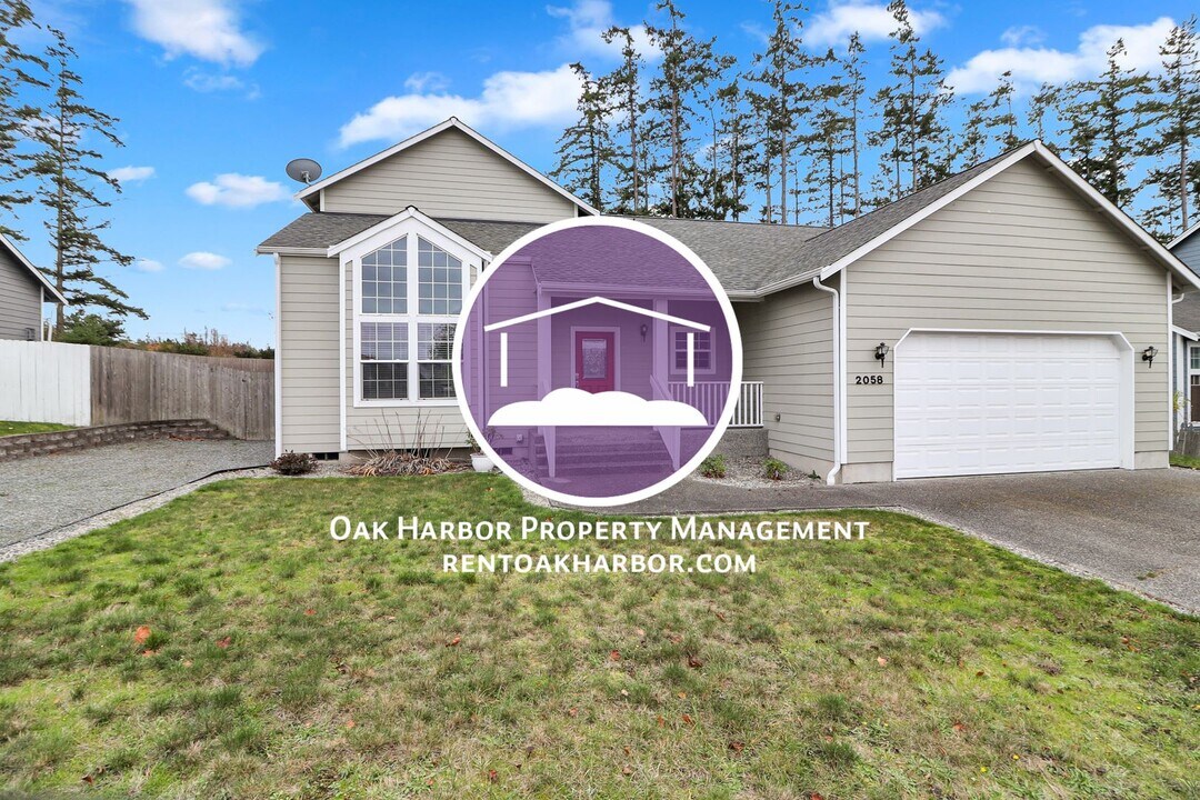 2058 SW Rock Rose Dr in Oak Harbor, WA - Building Photo
