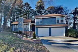 4901 Duncan Wood Dr in Duluth, GA - Building Photo